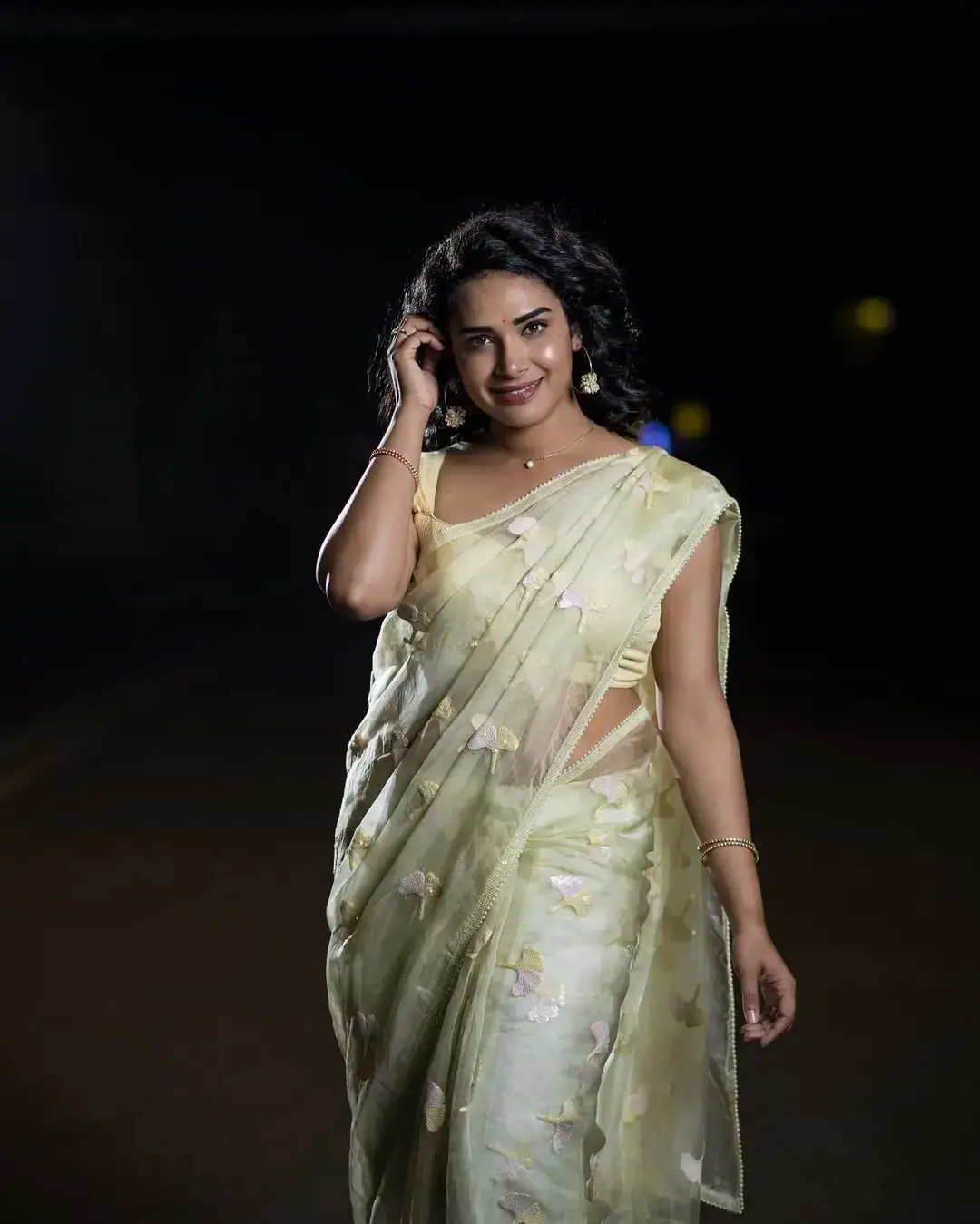 INDIAN TV ACTRESS HARI TEJA IMAGES IN LEMON YELLOW SAREE